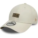 beige-justerbar-9forty-badge-kasket-fra-new-era