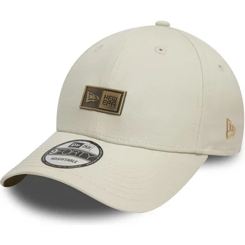 Beige justerbar 9FORTY Badge bøllehat fra New Era