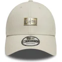 beige-justerbar-9forty-badge-bollehat-fra-new-era