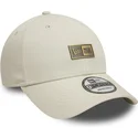 beige-justerbar-9forty-badge-bollehat-fra-new-era