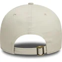 beige-justerbar-9forty-badge-bollehat-fra-new-era