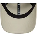 beige-justerbar-9forty-badge-bollehat-fra-new-era