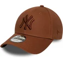 brun-justerbar-buet-kasket-med-brunt-logo-9forty-league-essential-af-new-york-yankees-mlb-fra-new-era
