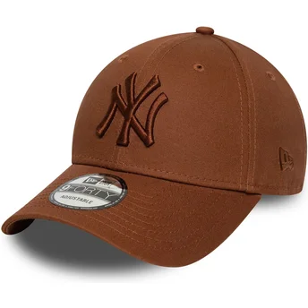 Brun justerbar buet kasket med brunt logo 9FORTY League Essential fra New York Yankees MLB fra New Era