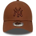 brun-justerbar-buet-kasket-med-brunt-logo-9forty-league-essential-af-new-york-yankees-mlb-fra-new-era