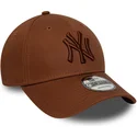 brun-justerbar-buet-kasket-med-brunt-logo-9forty-league-essential-af-new-york-yankees-mlb-fra-new-era