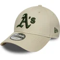beige-justerbar-buet-kasket-med-gront-logo-9forty-league-essential-fra-oakland-athletics-mlb-fra-new-era