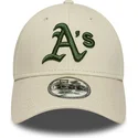 beige-justerbar-buet-kasket-med-gront-logo-9forty-league-essential-fra-oakland-athletics-mlb-fra-new-era