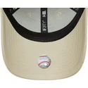 beige-justerbar-buet-kasket-med-gront-logo-9forty-league-essential-fra-oakland-athletics-mlb-fra-new-era