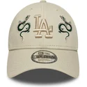 beige-justerbar-buet-kasket-med-beige-logo-9forty-icon-dragon-fra-los-angeles-dodgers-mlb-fra-new-era