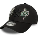 sort-justerbar-curved-kasket-med-sort-logo-9forty-icon-dragon-fra-new-york-yankees-mlb-fra-new-era