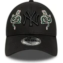 sort-justerbar-curved-kasket-med-sort-logo-9forty-icon-dragon-fra-new-york-yankees-mlb-fra-new-era