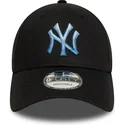 sort-justerbar-kasket-med-buet-skygge-og-blat-logo-9forty-ombre-infill-af-new-york-yankees-mlb-fra-new-era