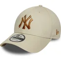 beige-justerbar-bojet-kasket-med-brunt-logo-9forty-ombre-infill-fra-new-york-yankees-mlb-fra-new-era