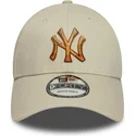 beige-justerbar-bojet-kasket-med-brunt-logo-9forty-ombre-infill-fra-new-york-yankees-mlb-fra-new-era
