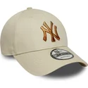 beige-justerbar-bojet-kasket-med-brunt-logo-9forty-ombre-infill-fra-new-york-yankees-mlb-fra-new-era