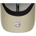 beige-justerbar-bojet-kasket-med-brunt-logo-9forty-ombre-infill-fra-new-york-yankees-mlb-fra-new-era
