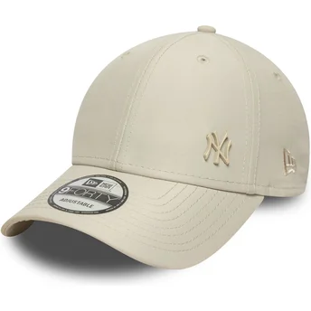 Beige justerbar buet kasket med beige logo 9FORTY Tonal Flawless af New York Yankees MLB fra New Era