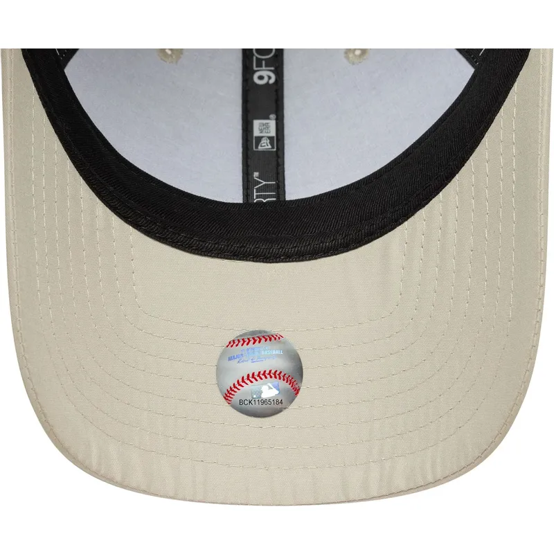 buet-beige-justerbar-kasket-med-beige-logo-9forty-tonal-flawless-fra-new-york-yankees-mlb-fra-new-era