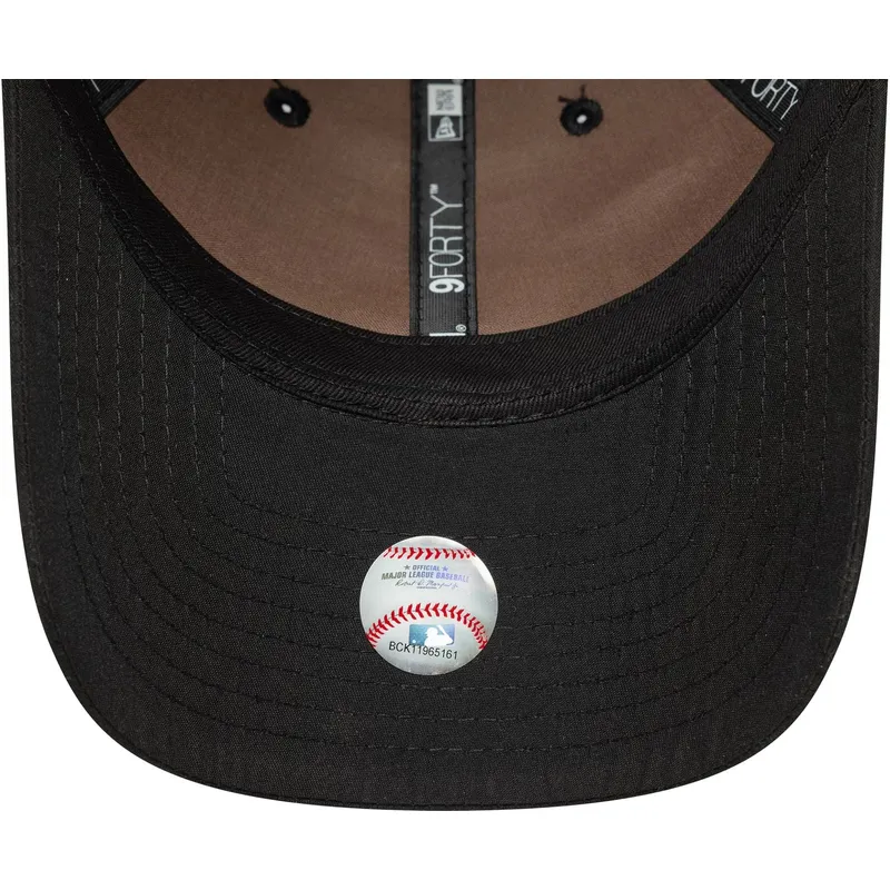 sort-justerbar-curved-kasket-med-sort-logo-9forty-tonal-flawless-fra-new-york-yankees-mlb-fra-new-era