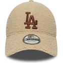 beige-justerbar-kurvet-kasket-med-brunt-logo-9forty-borg-fra-los-angeles-dodgers-mlb-fra-new-era