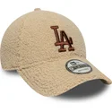 beige-justerbar-buet-kasket-med-brunt-logo-9forty-borg-af-los-angeles-dodgers-mlb-fra-new-era