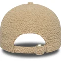 beige-justerbar-buet-kasket-med-brunt-logo-9forty-borg-af-los-angeles-dodgers-mlb-fra-new-era