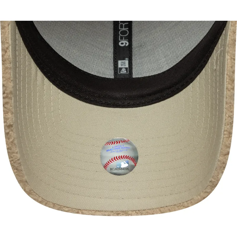 beige-justerbar-kurvet-kasket-med-brunt-logo-9forty-borg-fra-los-angeles-dodgers-mlb-fra-new-era