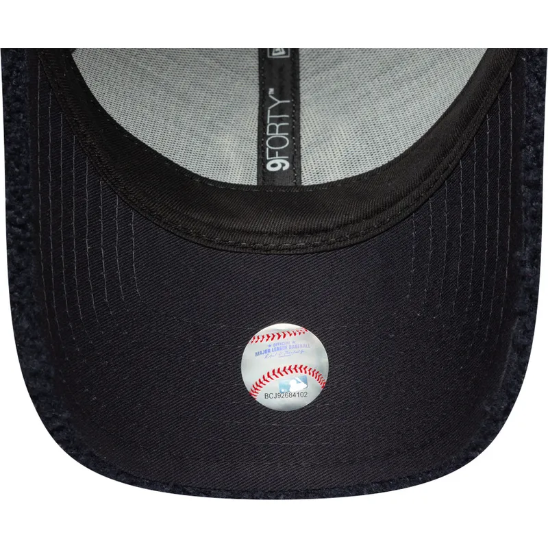 justerbar-marinebla-kurvet-kasket-9forty-borg-fra-new-york-yankees-mlb-fra-new-era justerbar-marinebla-kurvet-kasket-9forty-borg-fra-new-york-yankees-mlb-fra-new-era