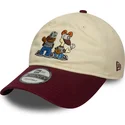 beige-og-bordeaux-justerbar-9twenty-kasket-med-kurvet-skygge-af-garfield-og-odie-fra-new-era