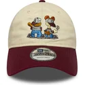 beige-og-bordeaux-justerbar-9twenty-kasket-med-kurvet-skygge-af-garfield-og-odie-fra-new-era