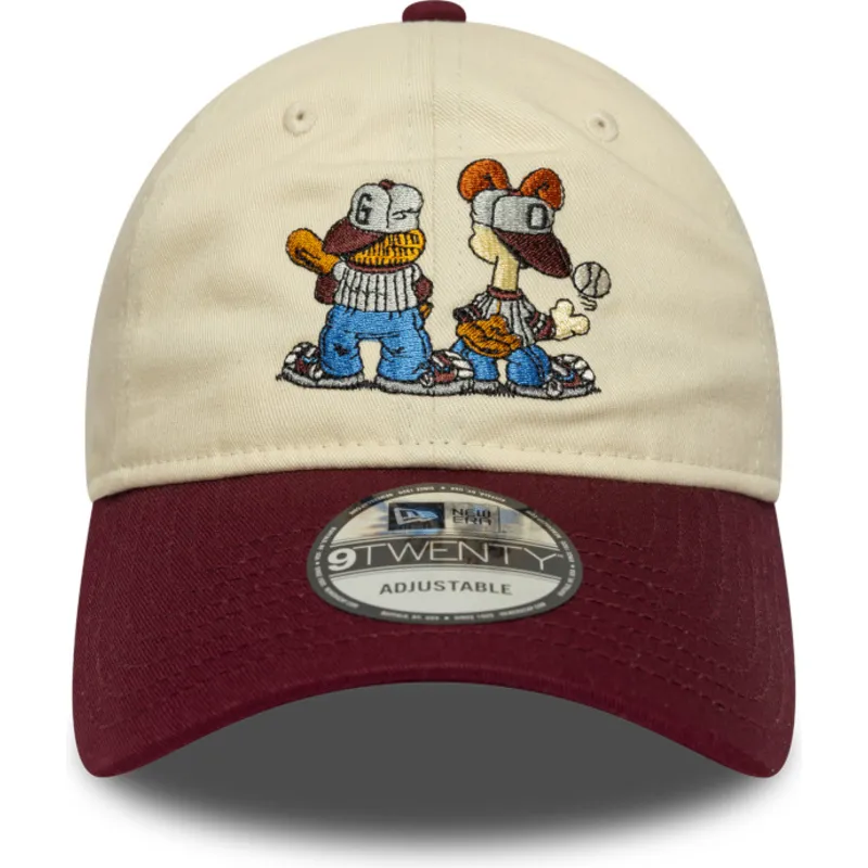 buet-beige-og-bordeaux-justerbar-9twenty-kasket-med-garfield-og-odie-fra-new-era