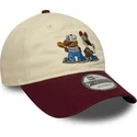 buet-beige-og-bordeaux-justerbar-9twenty-kasket-med-garfield-og-odie-fra-new-era