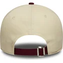 beige-og-bordeaux-justerbar-9twenty-kasket-med-kurvet-skygge-af-garfield-og-odie-fra-new-era