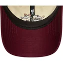 beige-og-bordeaux-justerbar-9twenty-kasket-med-kurvet-skygge-af-garfield-og-odie-fra-new-era