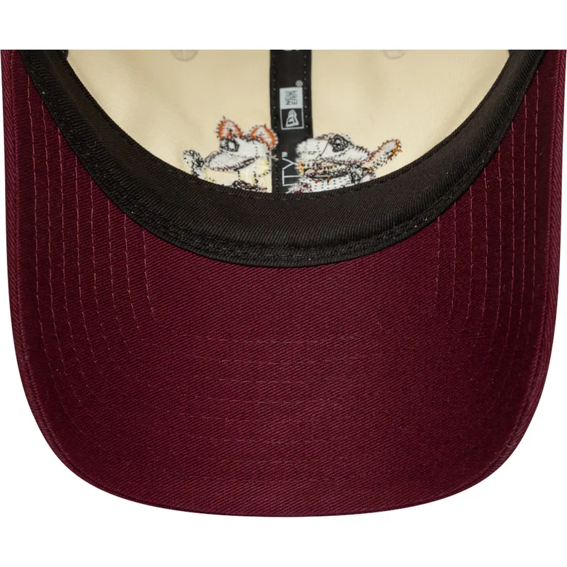 buet-beige-og-bordeaux-justerbar-9twenty-kasket-med-garfield-og-odie-fra-new-era