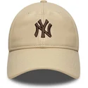 beige-justerbar-buet-kasket-med-brunt-logo-9twenty-leather-fra-new-york-yankees-mlb-fra-new-era