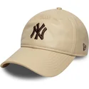 beige-justerbar-buet-kasket-med-brunt-logo-9twenty-leather-new-york-yankees-mlb-fra-new-era