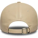 beige-justerbar-buet-kasket-med-brunt-logo-9twenty-leather-fra-new-york-yankees-mlb-fra-new-era