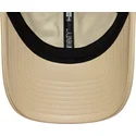 beige-justerbar-buet-kasket-med-brunt-logo-9twenty-leather-fra-new-york-yankees-mlb-fra-new-era
