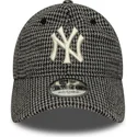 sort-justerbar-9twenty-kasket-med-buet-skygge-i-hundetandsmonster-fra-new-york-yankees-mlb-fra-new-era
