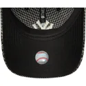 sort-justerbar-9twenty-kasket-med-buet-skygge-i-hundetandsmonster-fra-new-york-yankees-mlb-fra-new-era