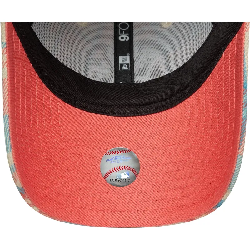 justerbar-lyserod-og-bla-buet-kasket-til-kvinder-9forty-check-fra-new-york-yankees-mlb-fra-new-era