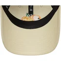beige-justerbar-kvindekasket-med-buet-skygge-9twenty-phrase-mi-media-naranja-fra-new-era