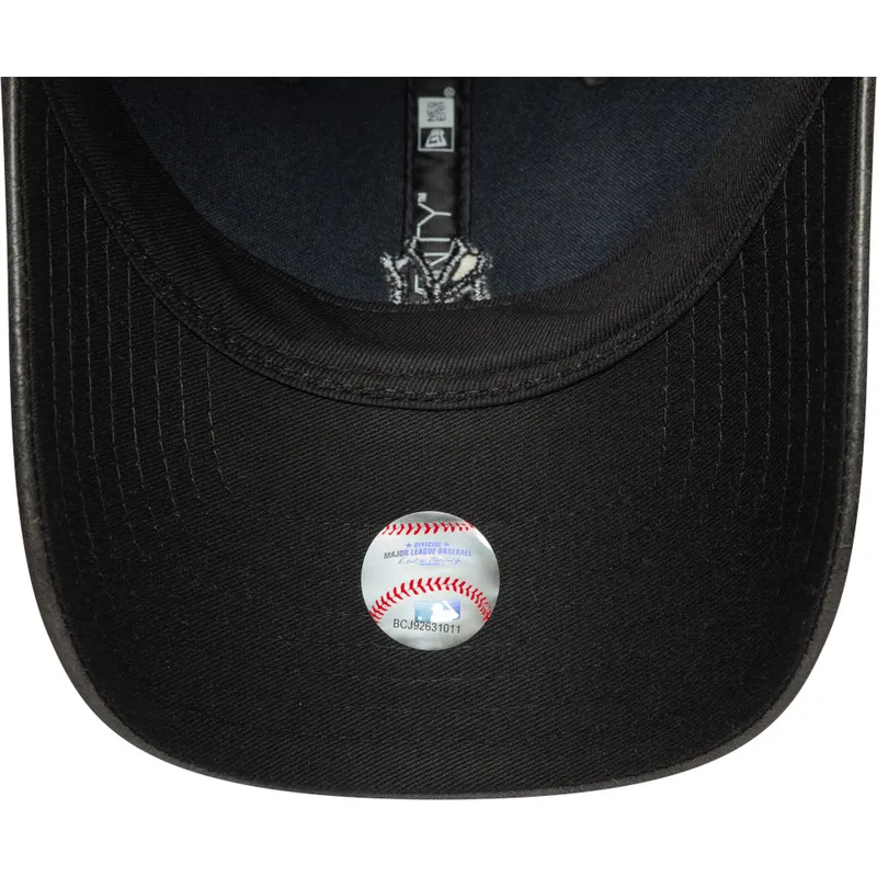 sort-justerbar-curved-kasket-til-kvinder-med-sort-logo-9twenty-tonal-fra-new-york-yankees-mlb-fra-new-era