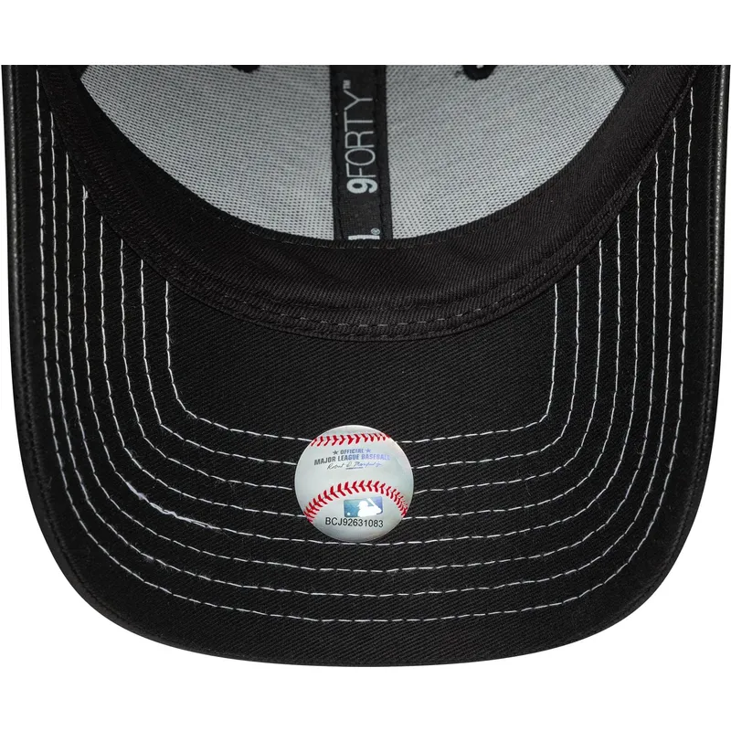 sort-justerbar-curved-kasket-til-kvinder-9forty-topstitch-pu-fra-new-york-yankees-mlb-fra-new-era