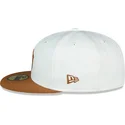 hvid-og-brun-fitted-flat-cap-59fifty-chrome-toast-side-patch-fra-new-york-yankees-mlb-fra-new-era