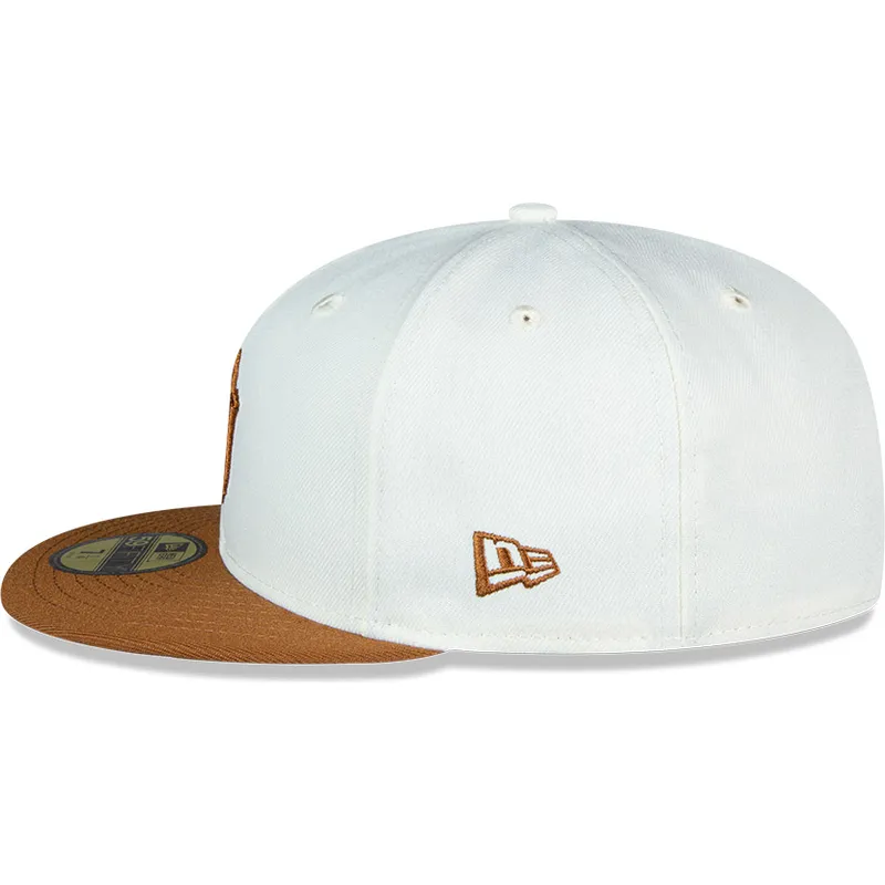 hvid-og-brun-fitted-flat-cap-59fifty-chrome-toast-side-patch-fra-new-york-yankees-mlb-fra-new-era