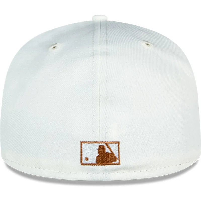 hvid-og-brun-fitted-flat-cap-59fifty-chrome-toast-side-patch-fra-new-york-yankees-mlb-fra-new-era