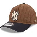 justerbar-9twenty-a-frame-wool-pinstripe-brun-og-marinebla-buet-kasket-fra-new-york-yankees-mlb-fra-new-era